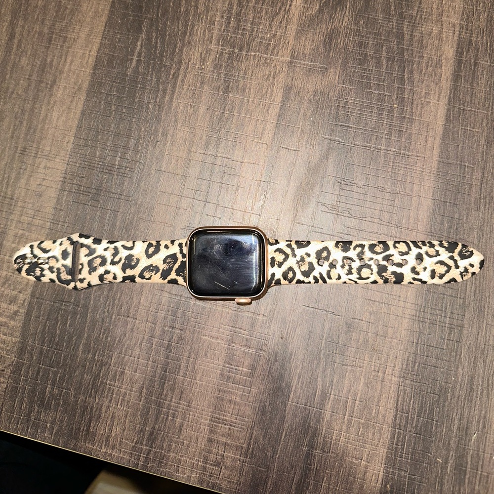 Apple watch series 6; Rose gold